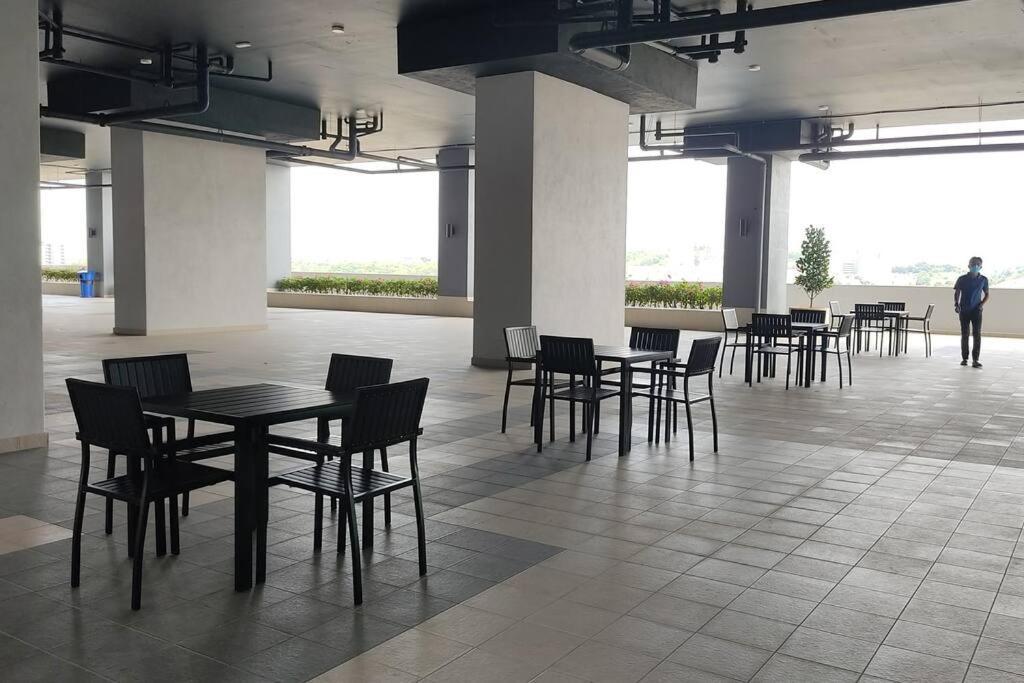 Hidayah Near Ukm And Ktm Station With High Speed Wifi - Pool & River View Apartment