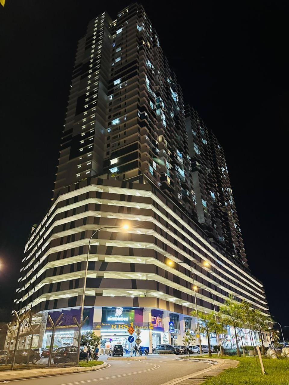Apartment Hidayah Near Ukm And Ktm Station With High Speed Wifi - Pool & River View *