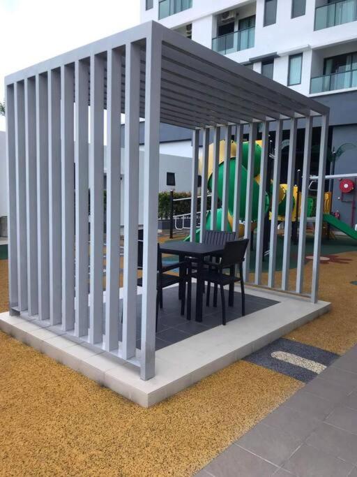 Hidayah Near Ukm And Ktm Station With High Speed Wifi - Pool & River View Apartment *