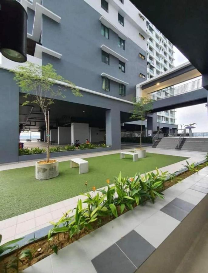 Hidayah Near Ukm And Ktm Station With High Speed Wifi - Pool & River View Apartment Bangi