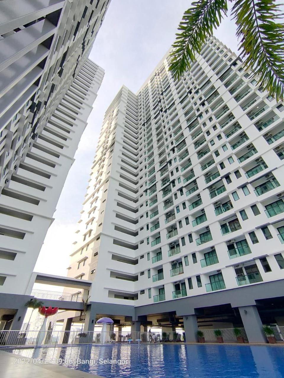 Hidayah Near Ukm And Ktm Station With High Speed Wifi - Pool & River View Apartment